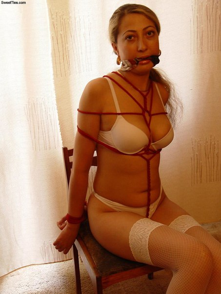 Связанная жена не сопротивляется для жёсткого секса 21 фотка