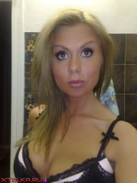 Голые проказницы делают селфи своих кисок и сисек 19 фотка