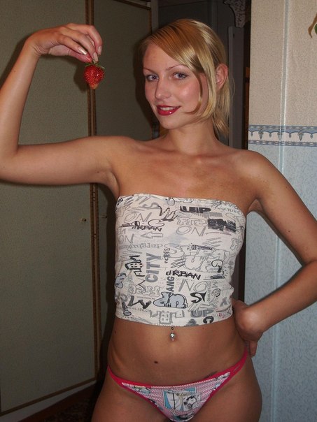 Молодые гибкие сучки любят стоять раком и светить своими влажными кисками 3 фотка