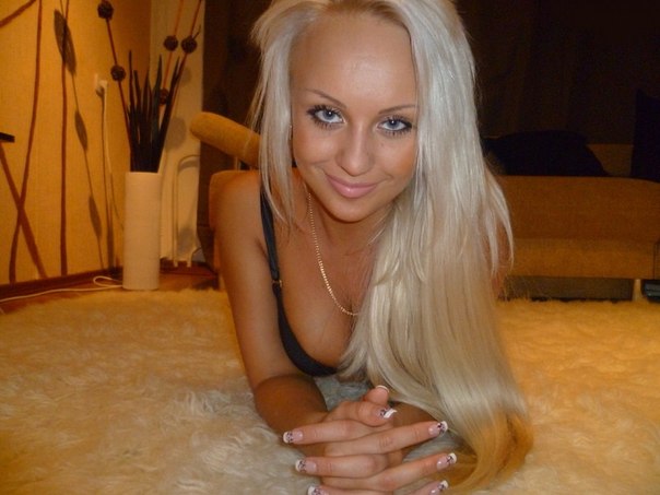 Молодые гибкие сучки любят стоять раком и светить своими влажными кисками 27 фотка