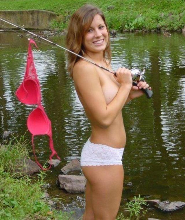 На даче похотливые девицы обнажаются и трахают себя огурцами 1 фотка