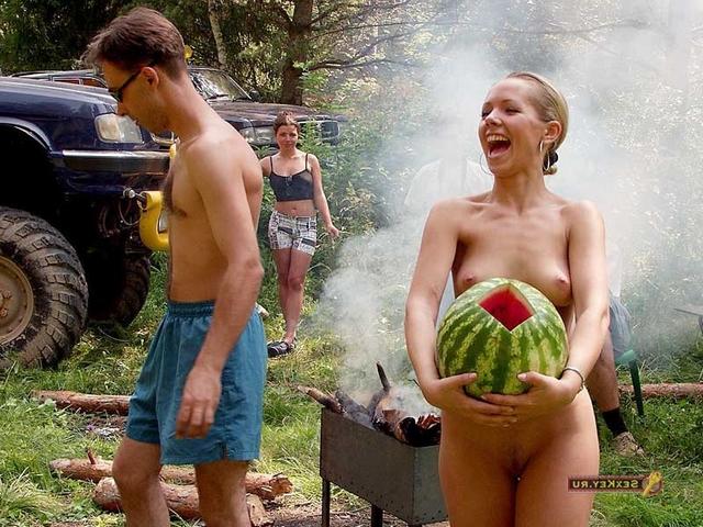 Обворожительные цыпочки на улице и дома выглядят очень сексуально 3 фотка