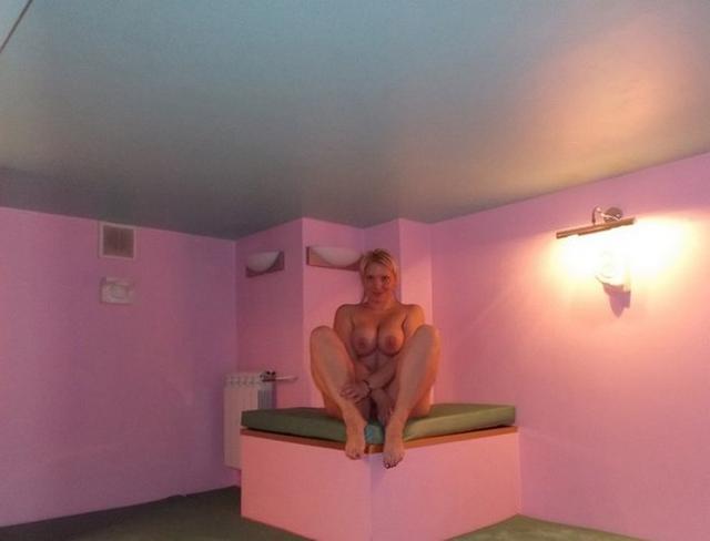 Бывшая стриптизёрша трясёт прелестями у шеста и в койке 12 фотка