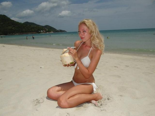 Хорошенькие первокурсницы показывают свои прелести на отдыхе 30 фотка