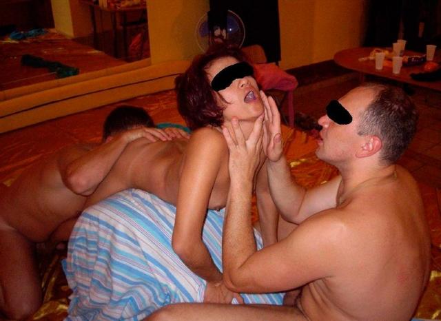 Раком и спереди парни трахают своих распутных подружек 13 фотка