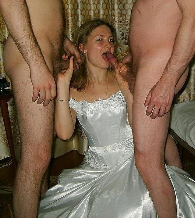 Примерные жёнушки очень умело раздвигают свои ножки и сосут сразу у двоих 3 фотка