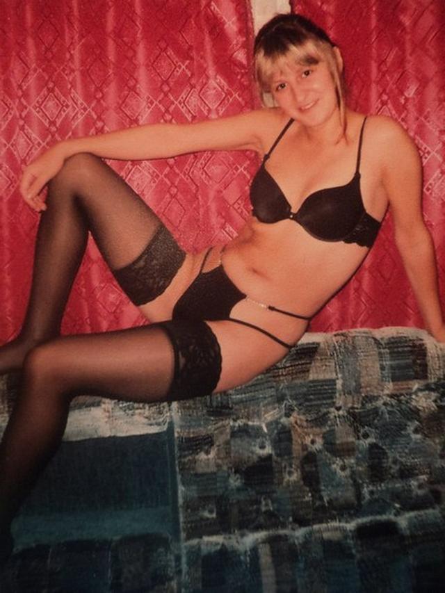 Интересная подруга в чулках и белье эротично позирует 9 фотка