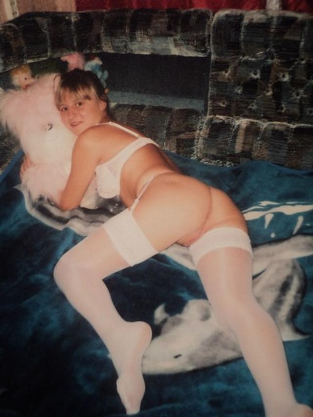 Интересная подруга в чулках и белье эротично позирует 8 фотка