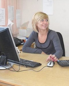 Сексуальная мамочка с маленькими сиськами показывает секс-гимнастику