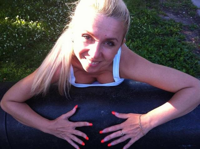 Богатые и эротичные зрелые мамочки светят письками 24 фотка