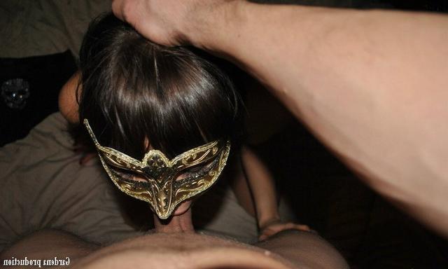 Голые блудницы трахаются во все возможные щелки дома 23 фотка