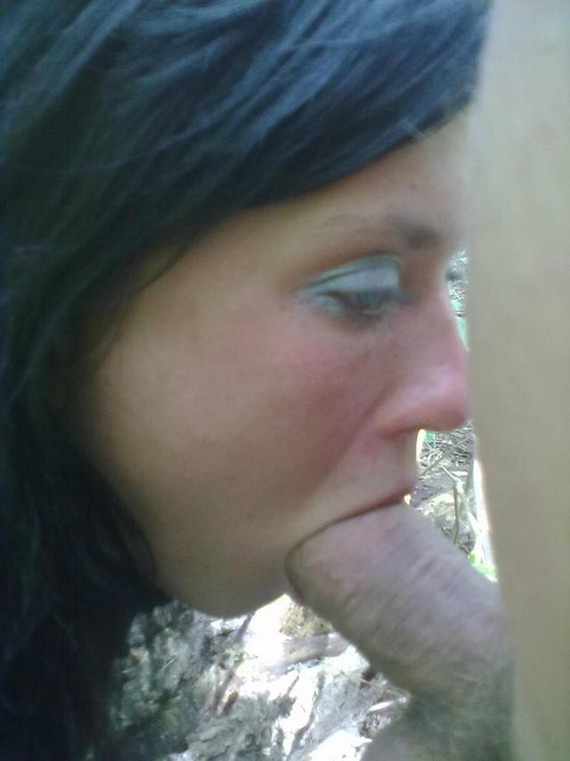 Бесстыжие девицы сосут члены прямо на улице 11 фотка