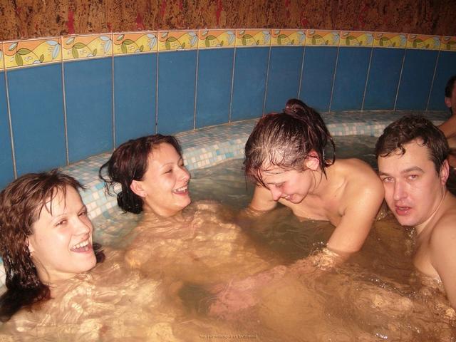 Брюнетки из сауны трахнулись с клиентами в групповухе 28 фотка