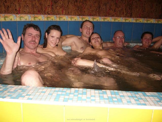 Брюнетки из сауны трахнулись с клиентами в групповухе 24 фотка