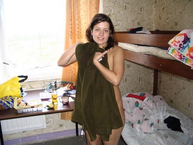 Стеснительные первокурсницы рездеваются в общаге 2 фотка