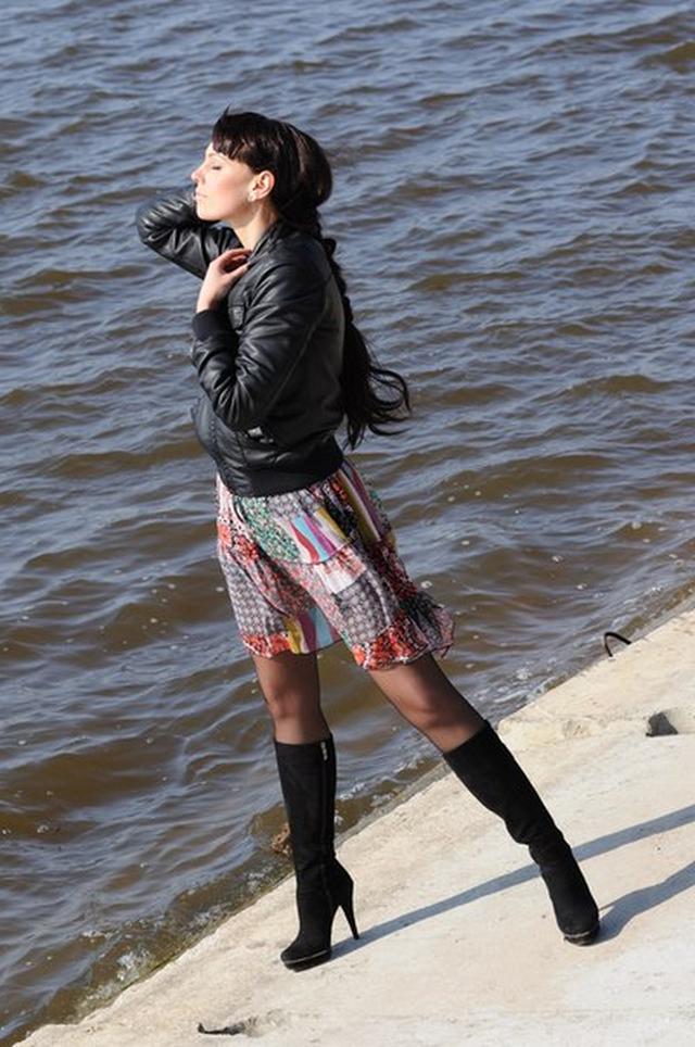 Красивая брюнетка в чулках всегда выглядит эффектно 27 фотка