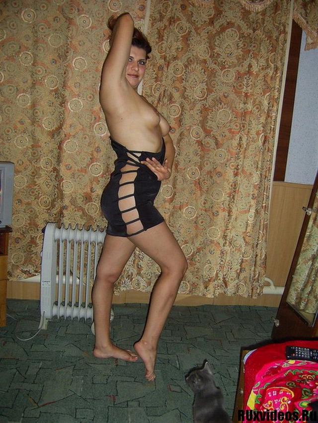 Хорошая мадам дрочит свою киску дома на полу 7 фотка