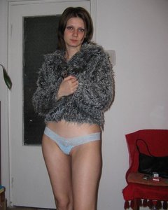 Ира без трусиков подставляет свою узенькую киску для траха