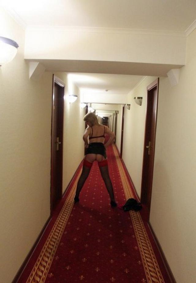 Рыжая девушка с бильярда делает минет бармену 9 фотка