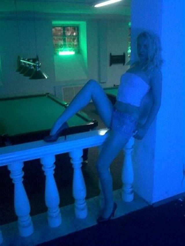 Домохозяйка с темными волосами жарится по-домашнему в чулках 8 фотка