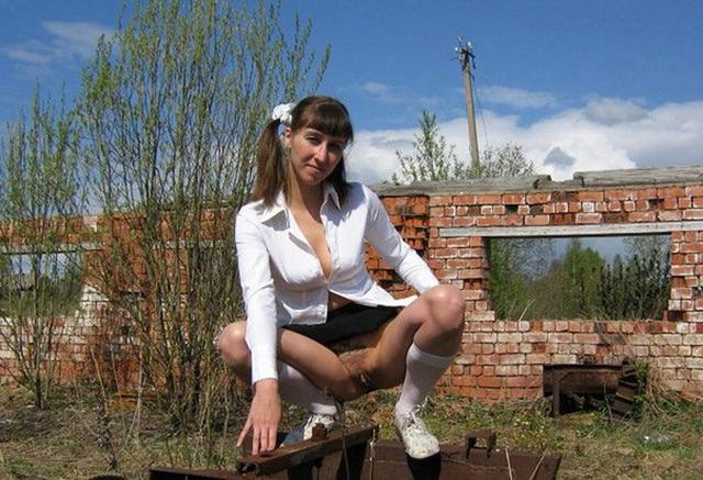 Распутная девка раздвигает ноги перед каждым 8 фотка