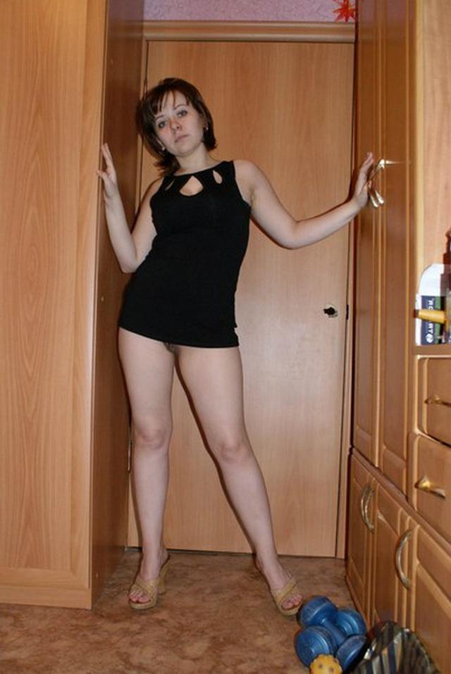 Аппетитная мамочка раком показывает свою киску и игрушку в ней 8 фотка