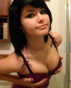 Милашка Нона делает эротические селфи своего голого тела