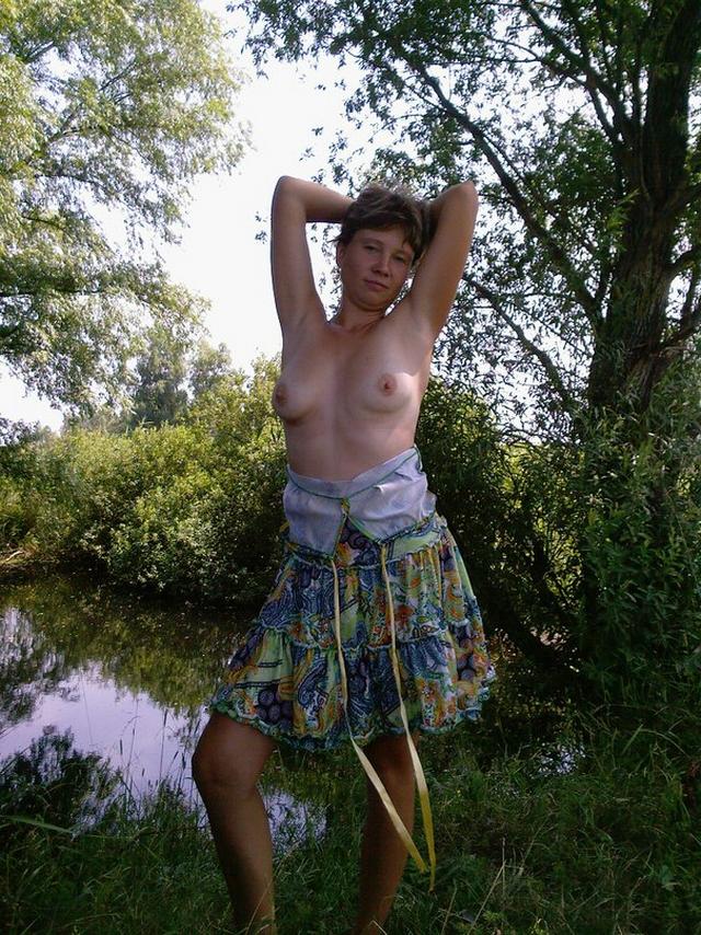 Зрелая мама дома шаловливо раздевается перед молодым любовником 3 фотка