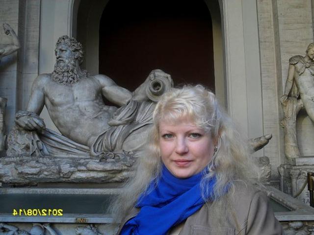 Кудрявая аппетитная чертовка возбуждает голым видом 11 фотка