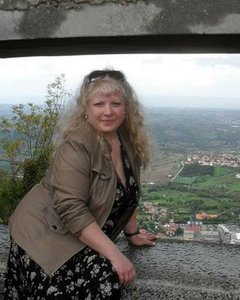 Кудрявая аппетитная чертовка возбуждает голым видом