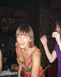 Прекрасные распутницы на пляже откровенничают