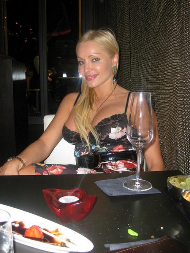 Притягательная блондинка показала хахалю пилотку после свидания 7 фотка