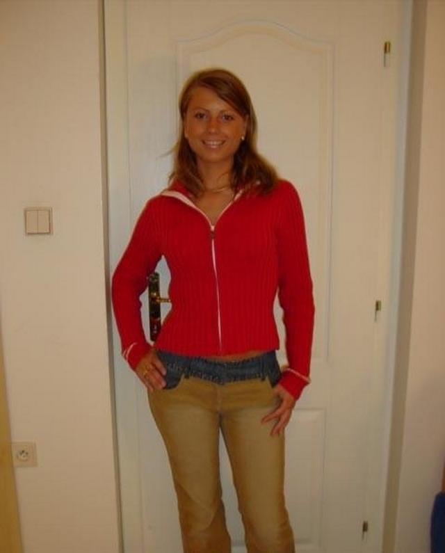 Рыженькую милаху поимли в разные дырки на кровати 1 фотка