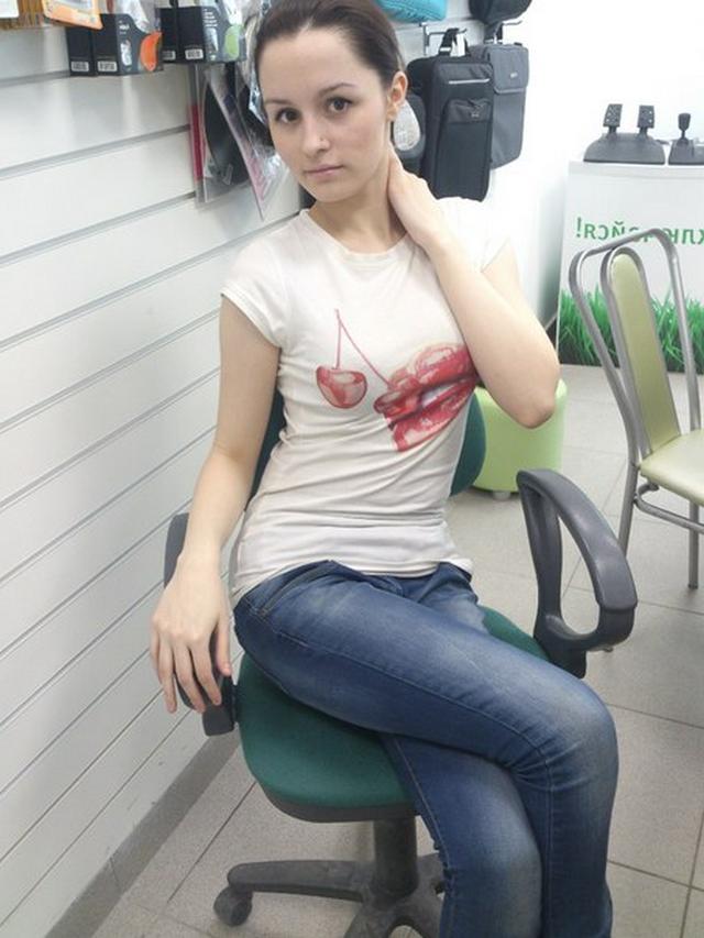 Симпатичная развратница эротично раздевается дома 6 фотка