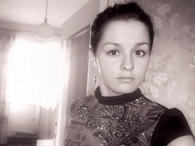 Симпатичная развратница эротично раздевается дома 2 фотка