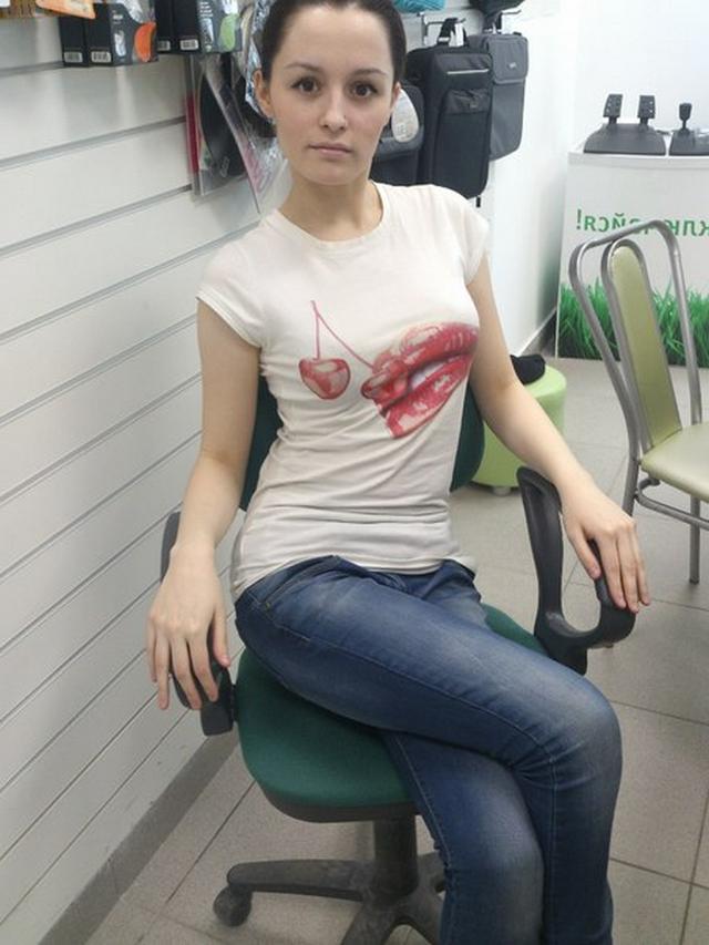 Симпатичная развратница эротично раздевается дома 5 фотка