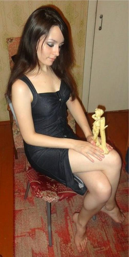 Симпатичная развратница эротично раздевается дома 1 фотка