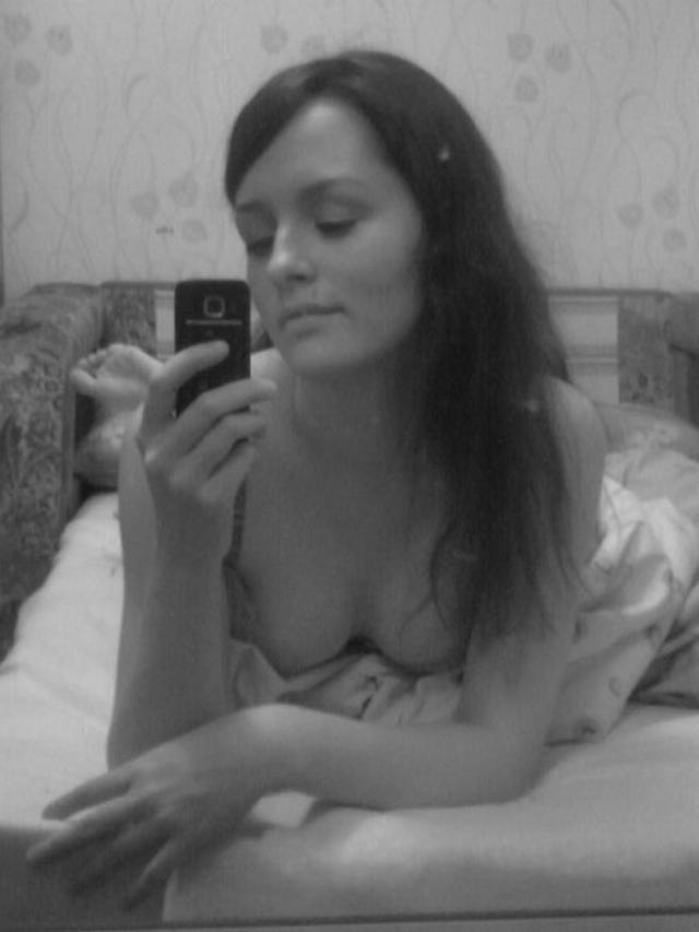 Симпатичная развратница эротично раздевается дома 14 фотка