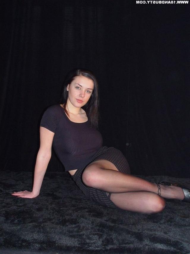 Мама Лена разделась и показала свои большие сиськи и возбуждённую письку 2 фотка