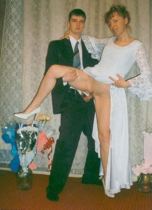 Домашние молодые сучки позируют в чулках и делают минет 8 фотка