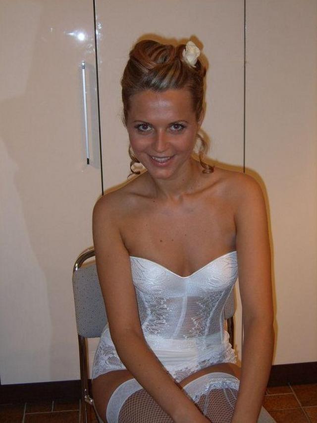 Домашние молодые сучки позируют в чулках и делают минет 24 фотка