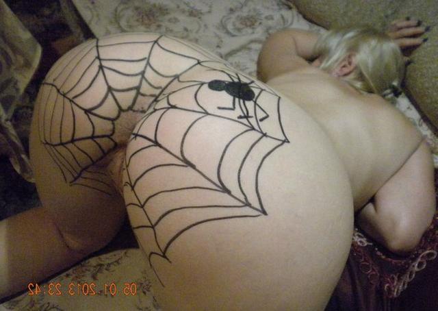 Распутные жёнушки развлекаются как могут с голыми задницами 4 фотка