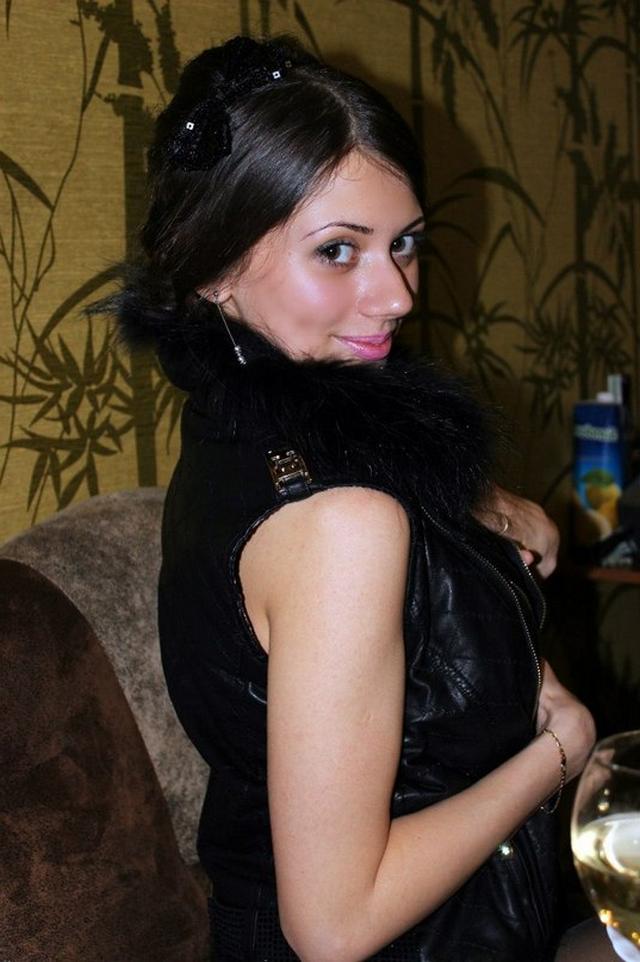 Красивая Настя не против показать сиськи первому встречному на улице 6 фотка