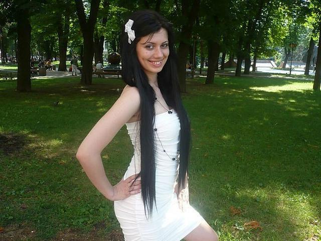 Красивая Настя не против показать сиськи первому встречному на улице 1 фотка