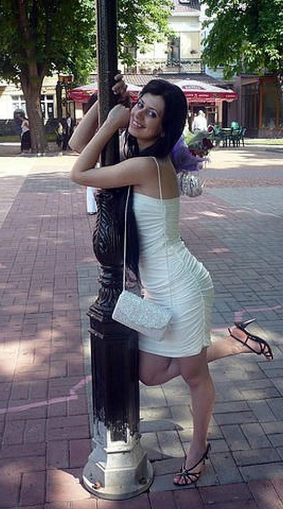 Красивая Настя не против показать сиськи первому встречному на улице 17 фотка