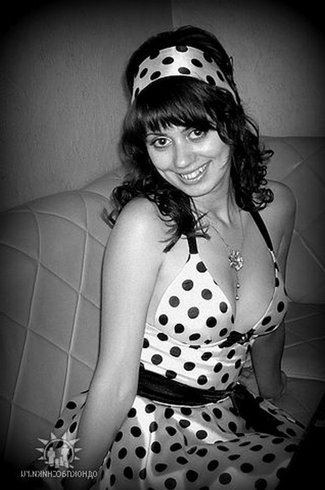 Красивая Настя не против показать сиськи первому встречному на улице 20 фотка