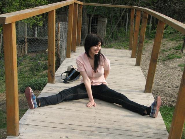 Красивая Настя не против показать сиськи первому встречному на улице 23 фотка