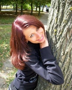 Красивая Настя не против показать сиськи первому встречному на улице