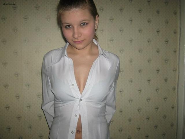 Страстная рыжая студентка раздевается до трусиков 8 фотка