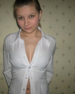 Страстная рыжая студентка раздевается до трусиков